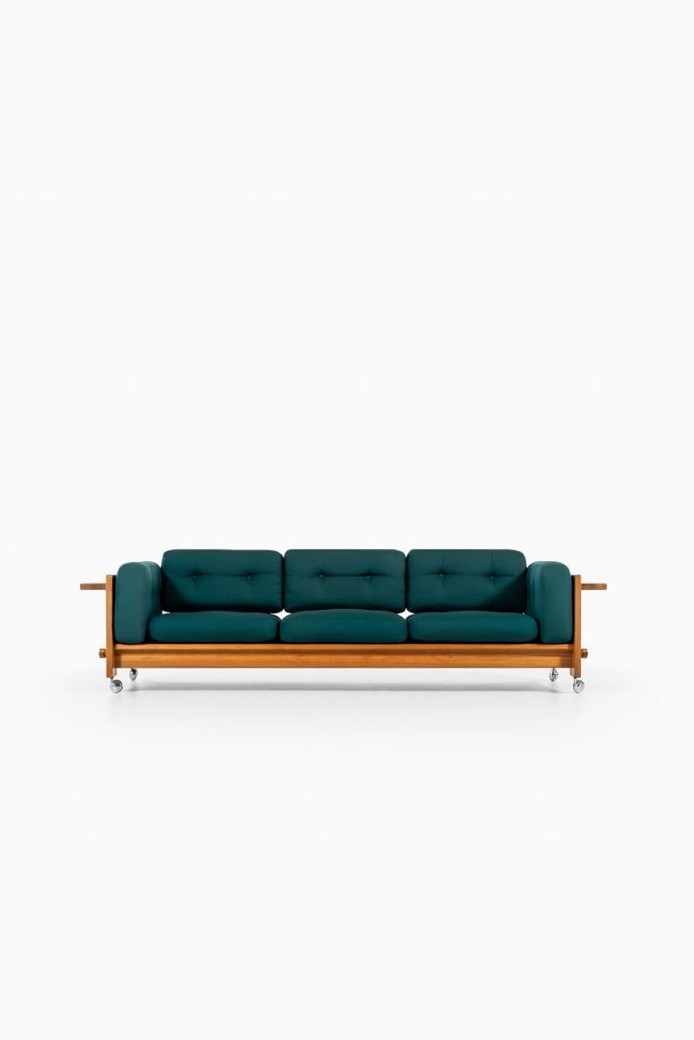Yngve Ekström Kontrapunkt sofa in pine at Studio Schalling