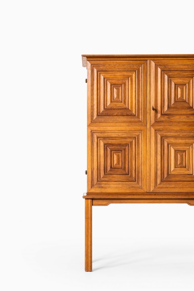 Oscar Nilsson cabinet in oak and brass at Studio Schalling
