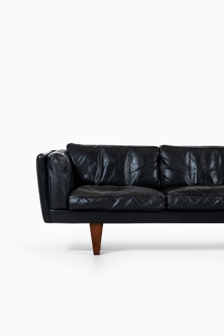 Illum Wikkelsø V11 sofa in black leather at Studio Schalling