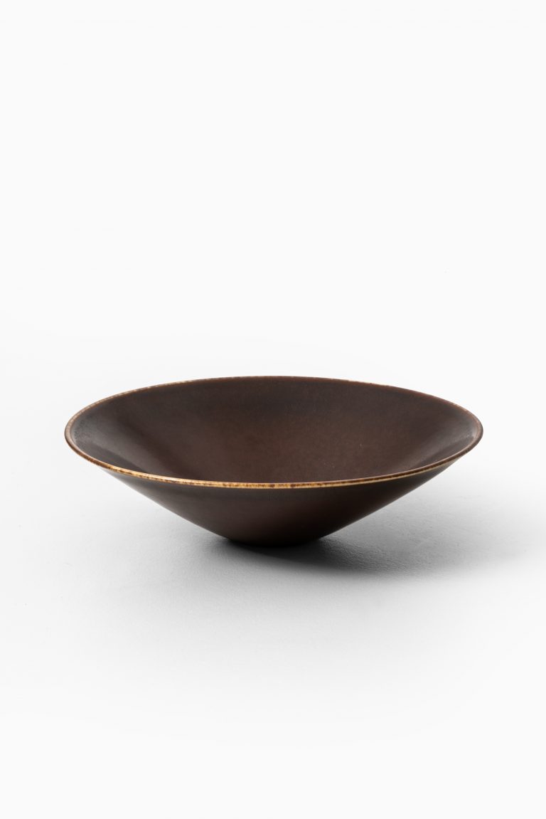 Carl-Harry Stålhane ceramic bowl in brown glaze at Studio Schalling