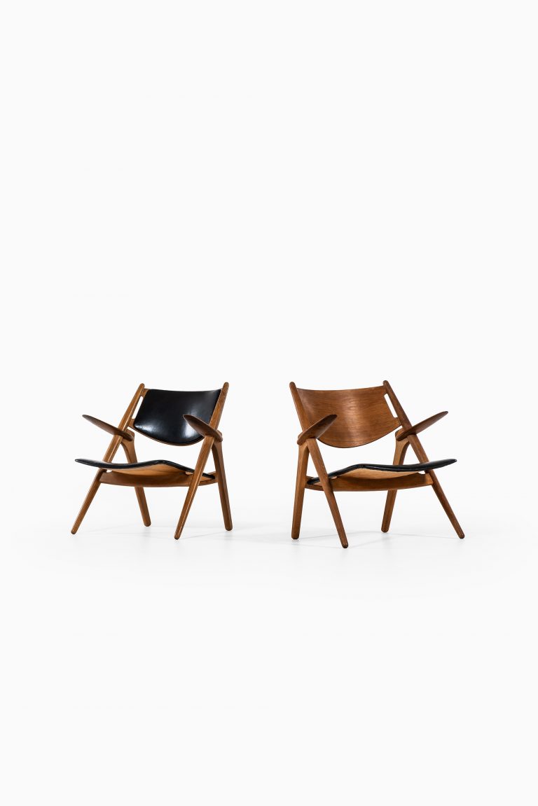 Hans Wegner CH-28 easy chairs in oak at Studio Schalling