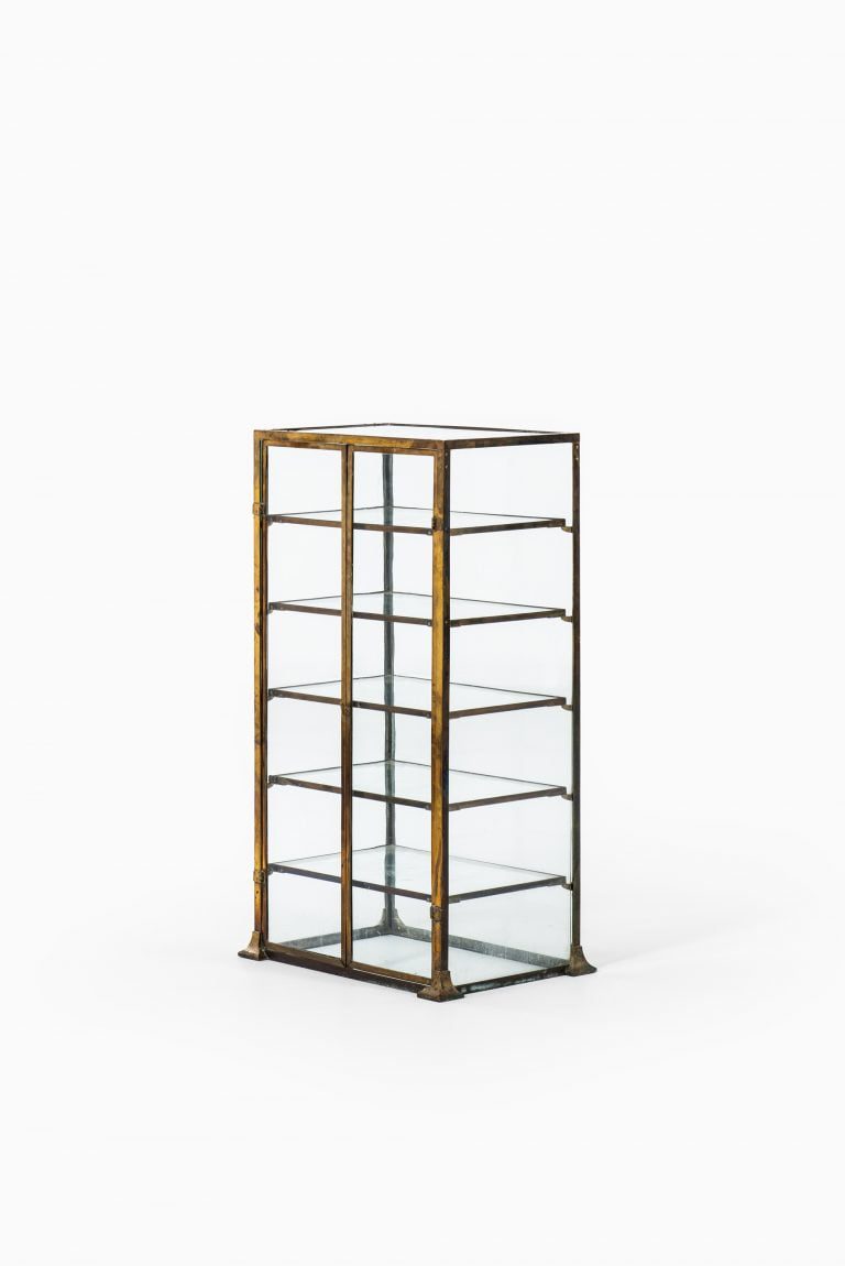 Rare display cabinet in brass and glass at Studio Schalling