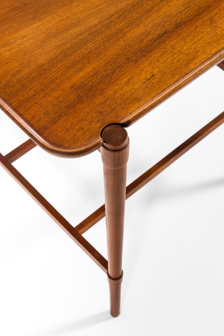 Peter Hvidt side / tray table model 1775 at Studio Schalling