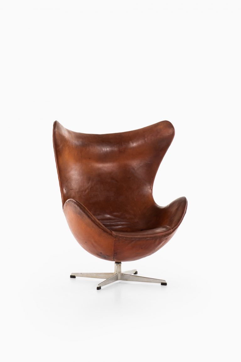 Arne Jacobsen 1st edition egg in cognac leather at Studio Schalling
