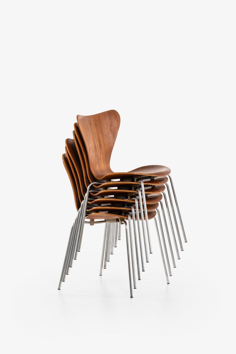 Arne Jacobsen dining chairs model 3107 at Studio Schalling