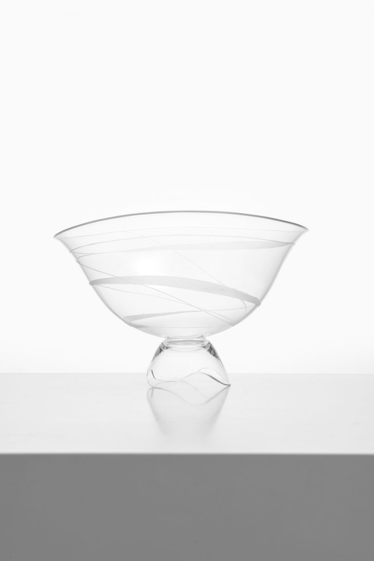 Vicke Lindstrand glass vase by Kosta at Studio Schalling