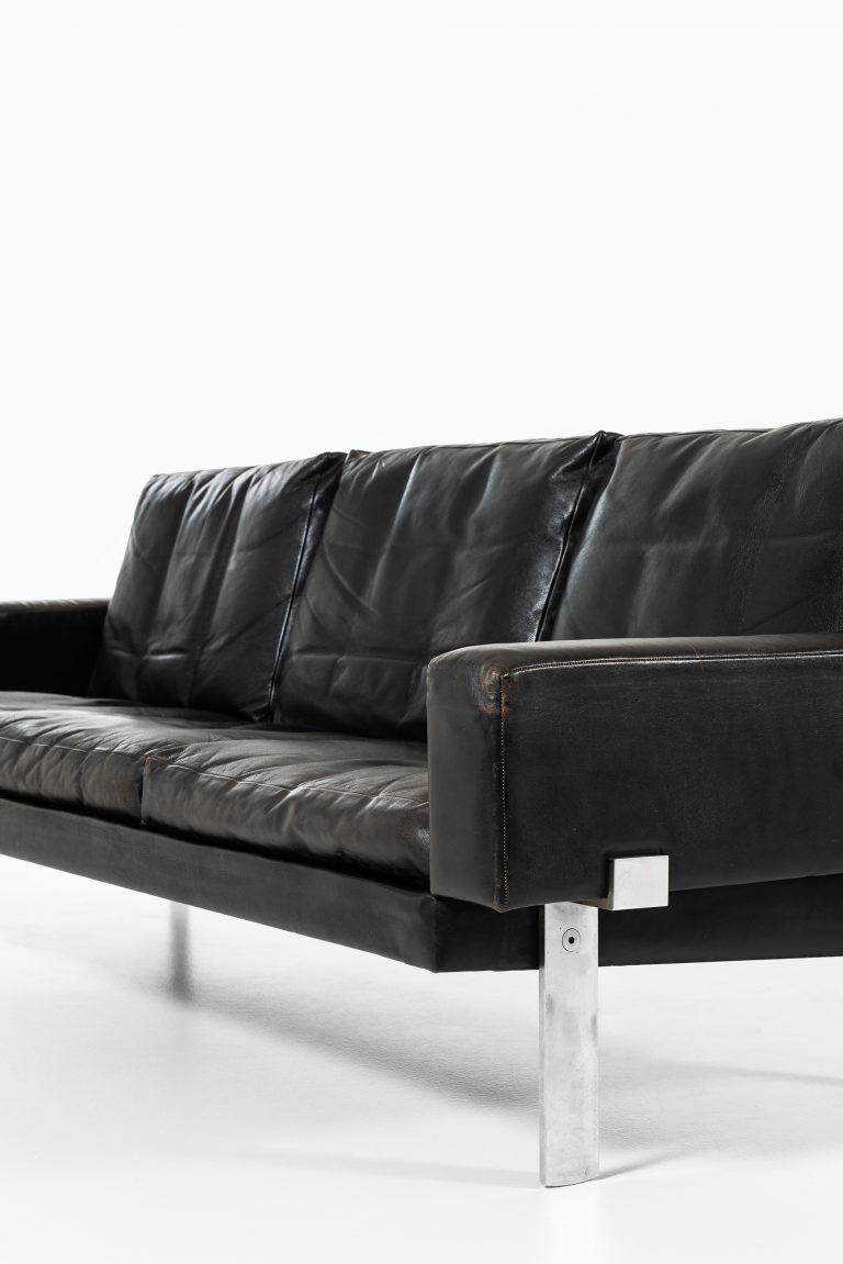 Illum Wikkelsø sofa in black leather at Studio Schalling