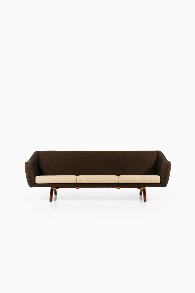 Illum Wikkelsø sofa model ML-140 by Michael Laursen at Studio Schalling