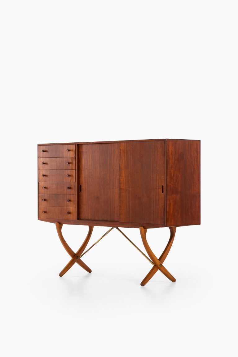 Hans Wegner sideboard model CH-304 at Studio Schalling