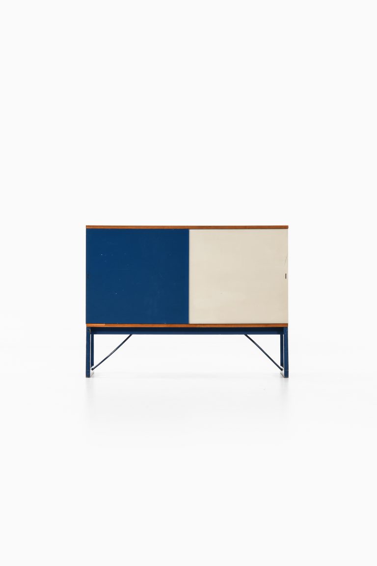 Sideboard in pine, brass and lacquered at Studio Schalling