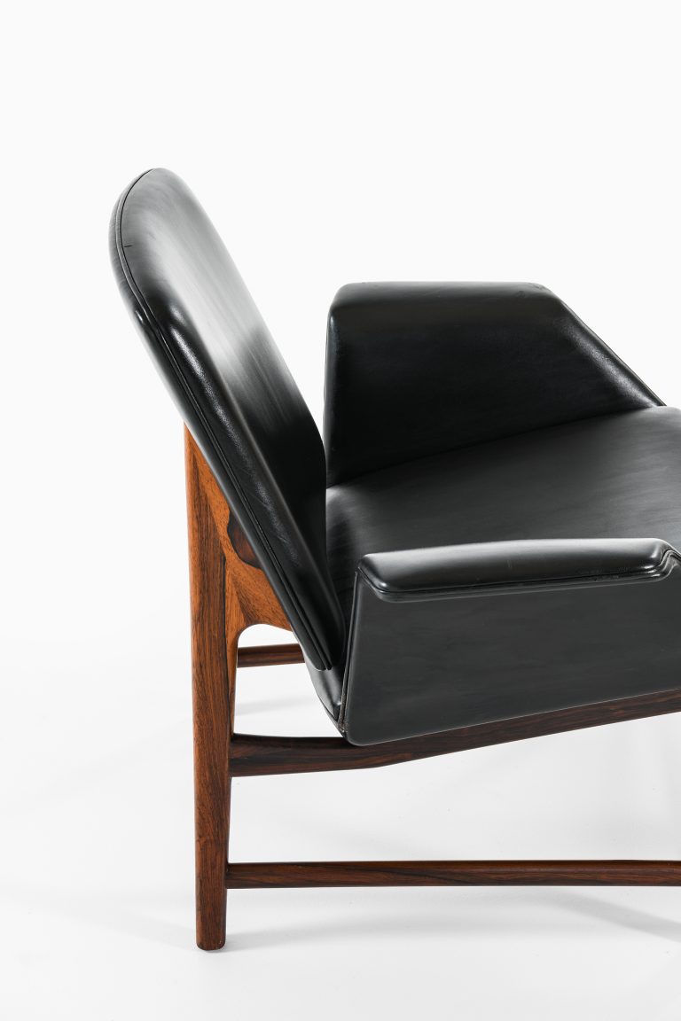 Illum Wikkelsø easy chair model 451 in rosewood at Studio Schalling