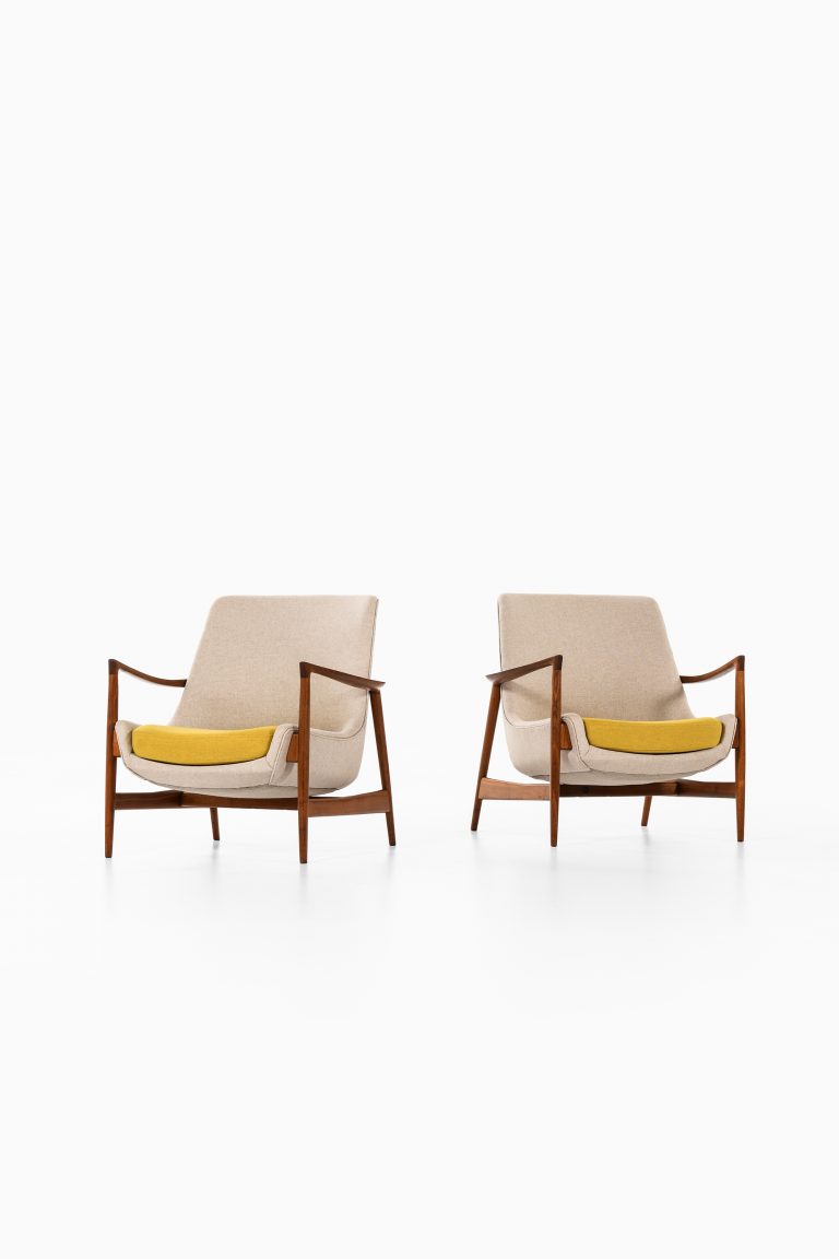 Ib Kofod-Larsen easy chairs model 4346 by Fritz Hansen at Studio Schalling