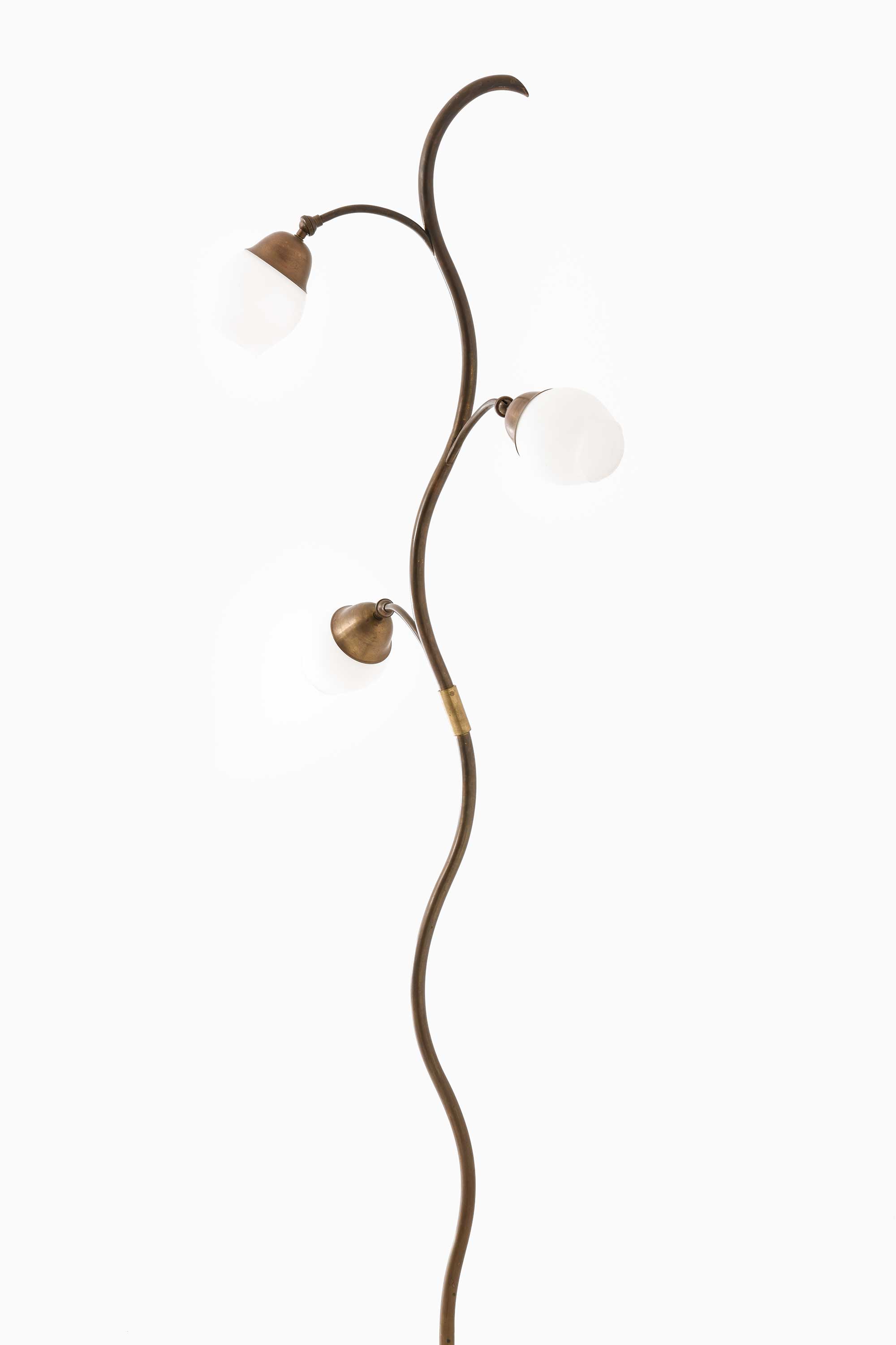 Floor lamp in brass and opaline glass at Studio Schalling